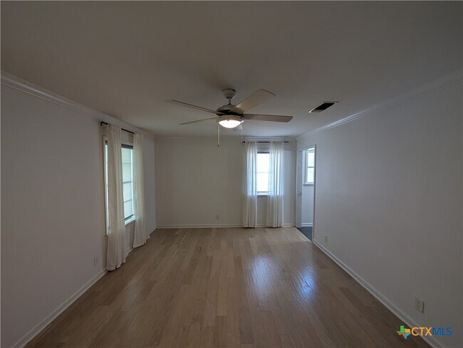 Foto del edificio - 405 Oakwood Blvd