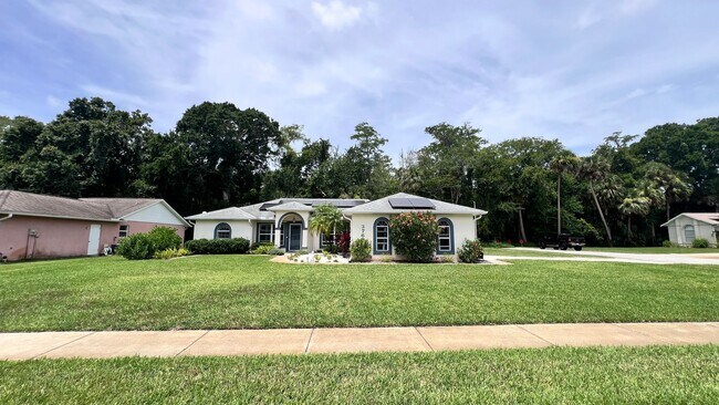 Foto del edificio - Charming 3BR Home with Solar Panels & Larg...