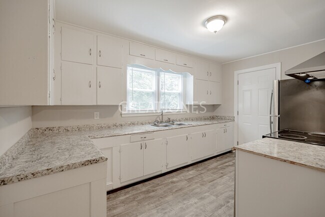 Foto del edificio - OFFERING 1 MONTH FREE OFF FIRST FULL MONTH...