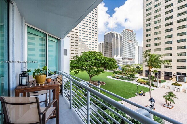 Foto del edificio - 335 S Biscayne Blvd