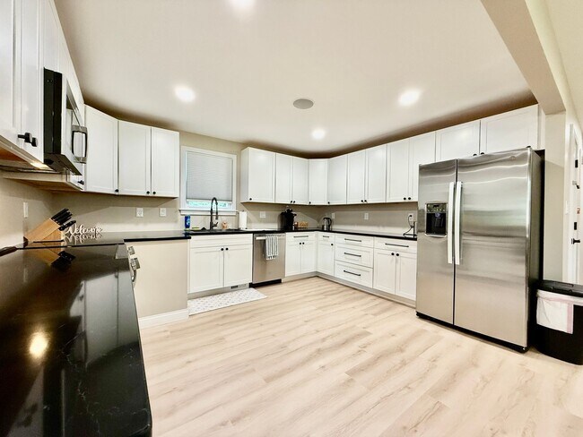 Building Photo - Brand new remodeled home in Monroe!