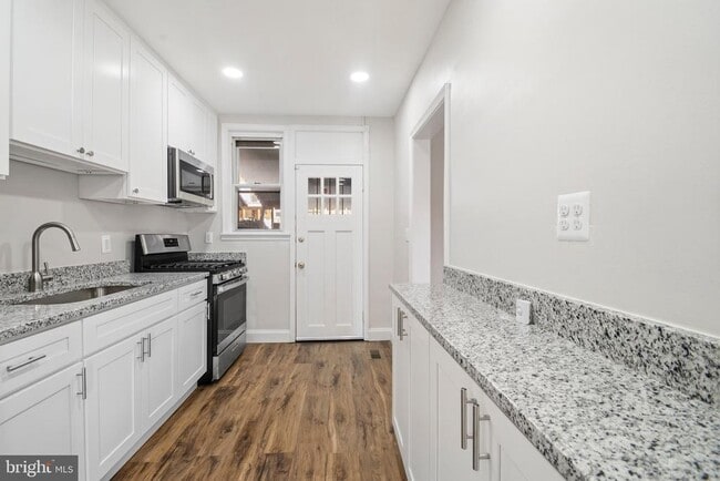 Building Photo - 3426 Parklawn Ave