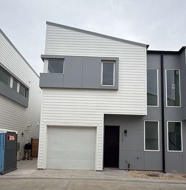 Building Photo - 2000 Riverside Farms Rd