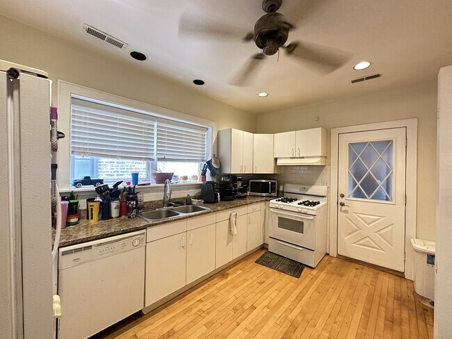 Foto del edificio - 2619 W Greenleaf Ave