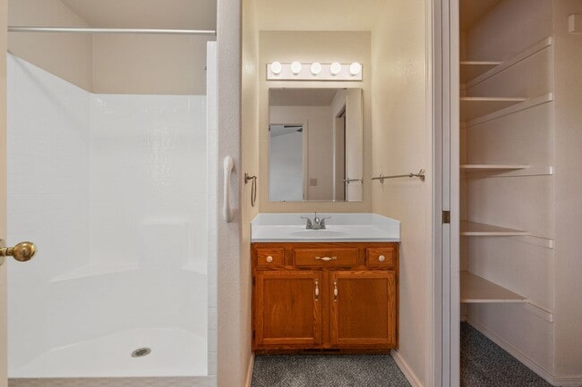 Building Photo - Lovely 3 Bedroom 2 Bath, 1350 Square Foot ...