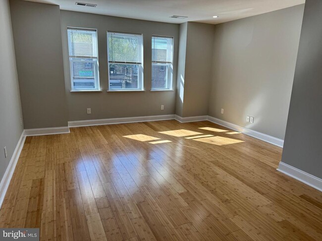 Building Photo - 6725 Elmwood Ave