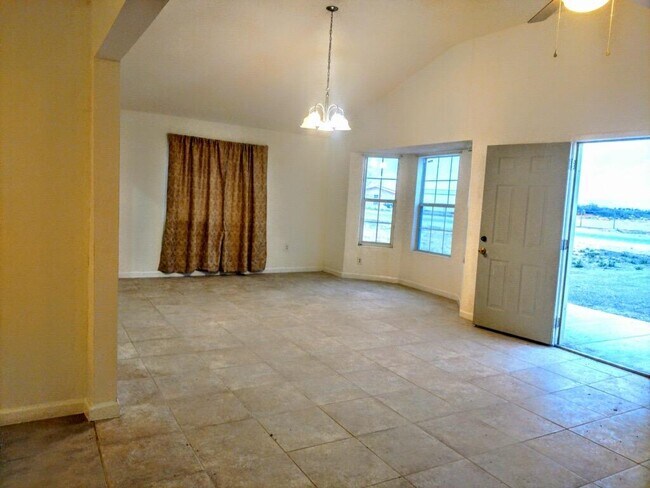 Foto del edificio - 14848 May Cir