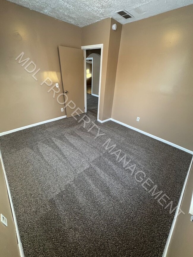 Foto del edificio - Charming 2-Bedroom Home with Bonus Room, Spacious Kitchen & Great Outdoor Space