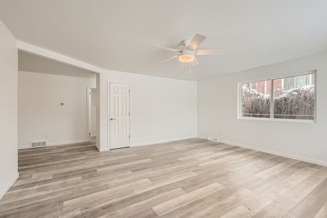 Building Photo - Newly Updated Duplex- Private fenced Yard-...