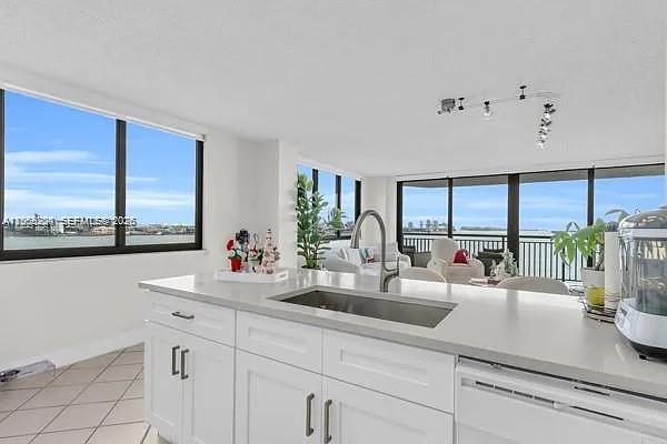 Building Photo - 540 Brickell Key Dr
