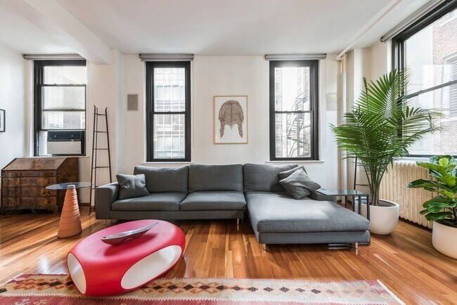 Building Photo - 14 E 33rd St