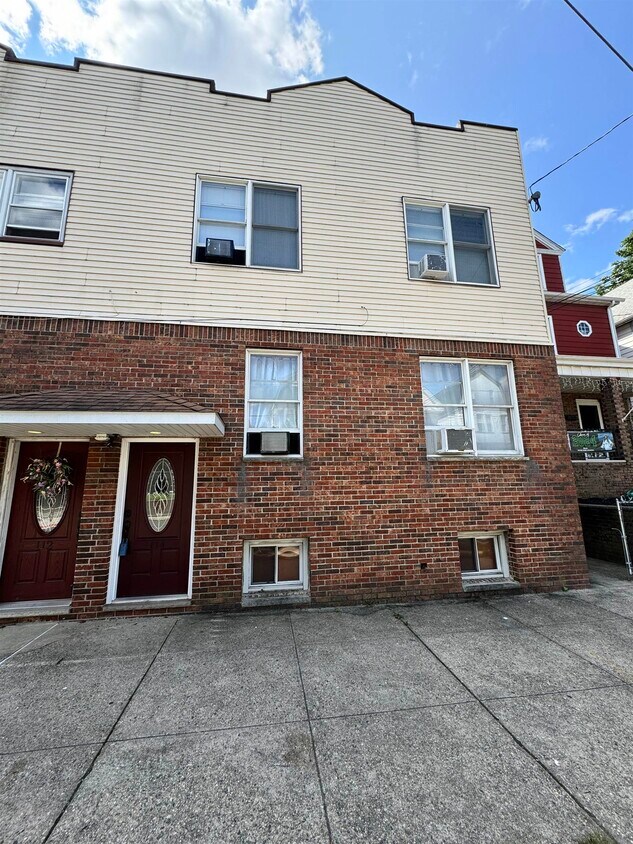 Primary Photo - 114 W 4th St