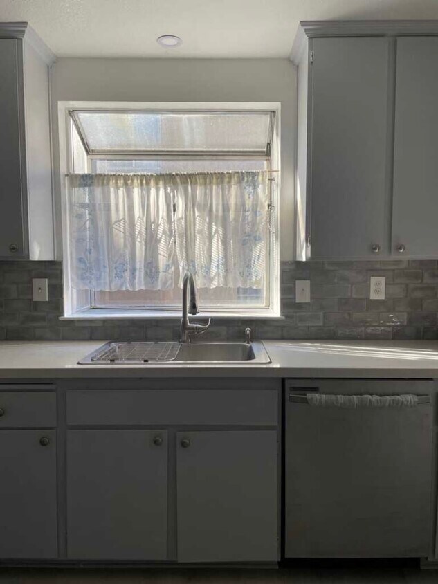 kitchen - new sink, new dishwasher - 2121 Vale Rd