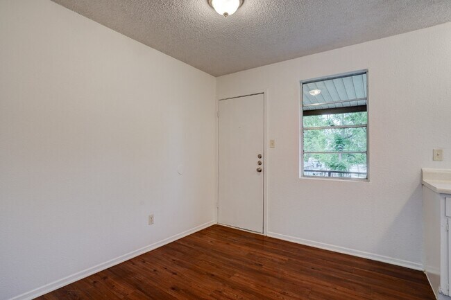 Foto del edificio - 748 Old Martindale Rd