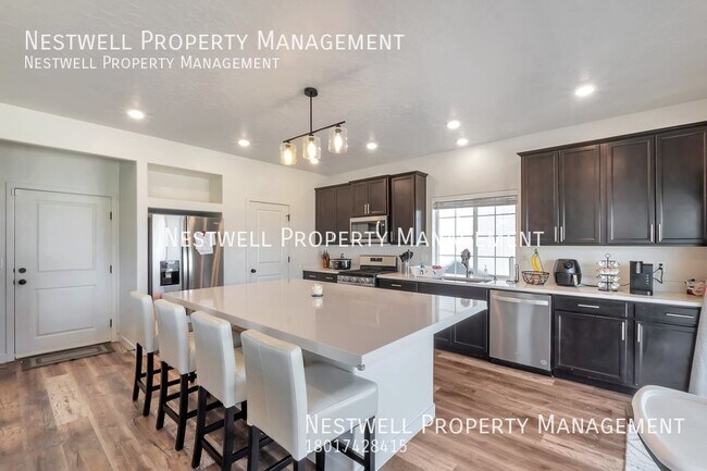 Building Photo - $500 OFF 1ST MONTH'S RENT - Amazing 5-bed ...