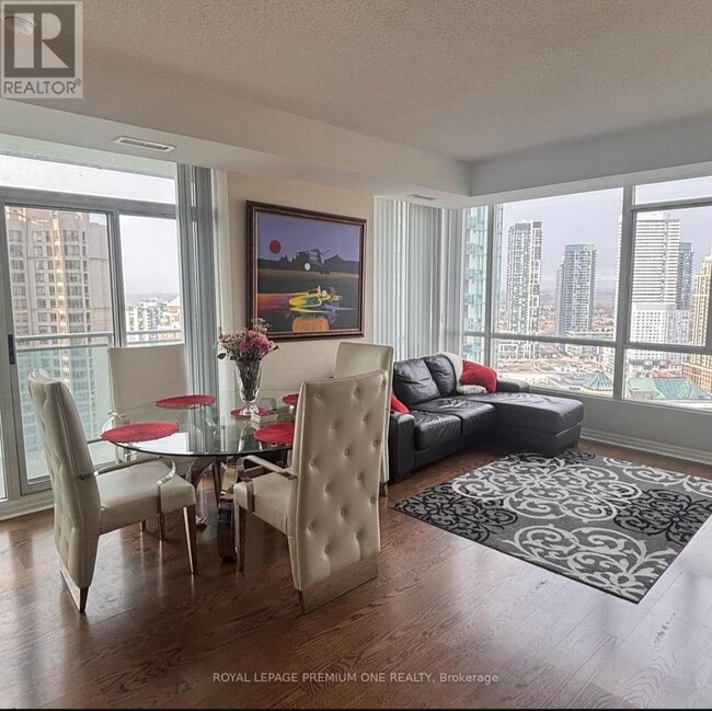 Photo du bâtiment - 220 Burnhamthorpe Rd W