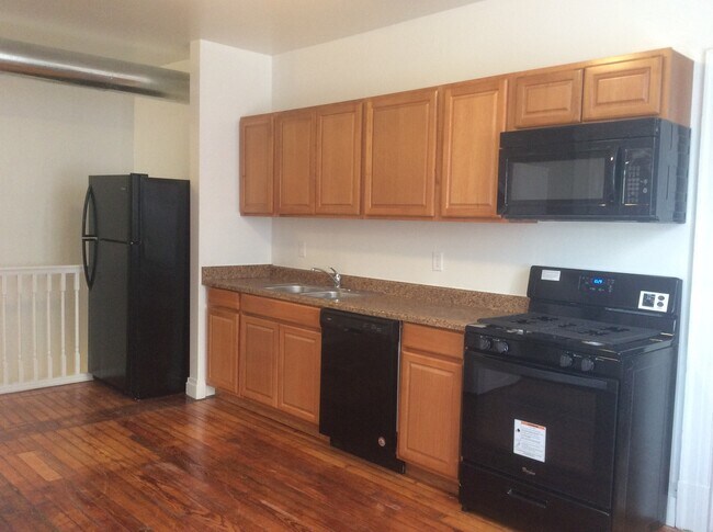 Building Photo - 3rd Floor Apartment in Downtown York! Vide...