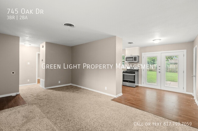 Building Photo - 745 Oak Dr