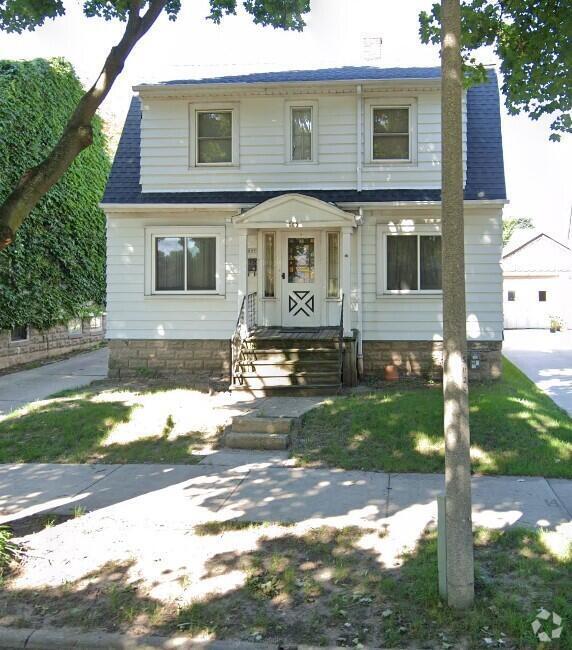 Building Photo - 609 N 52nd St