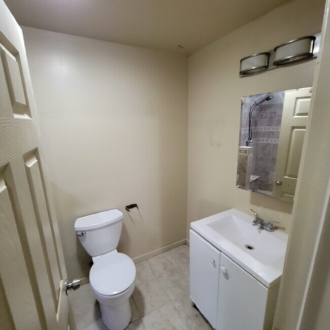 Building Photo - 4BR/2BA House w/Garage!