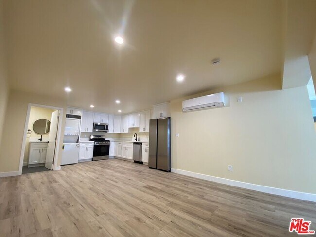 Foto del edificio - 13400 Cordary Ave