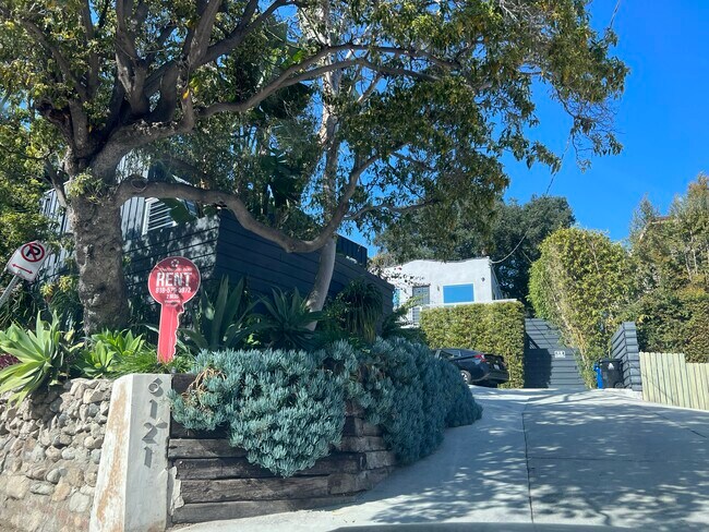 Foto del edificio - 6121 Glen Holly St