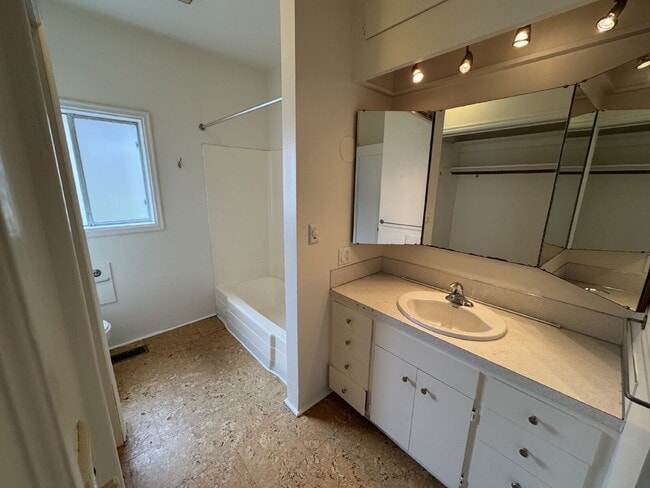 Foto del edificio - 3 Bedroom Home in Sellwood/Moreland.- Grea...