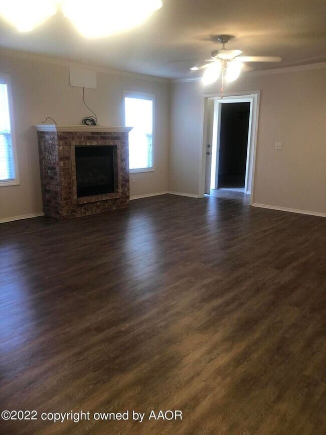 Building Photo - Super Cute Townhoue