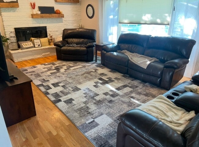 Building Photo - Adorable 3 bed 3 bath Home!