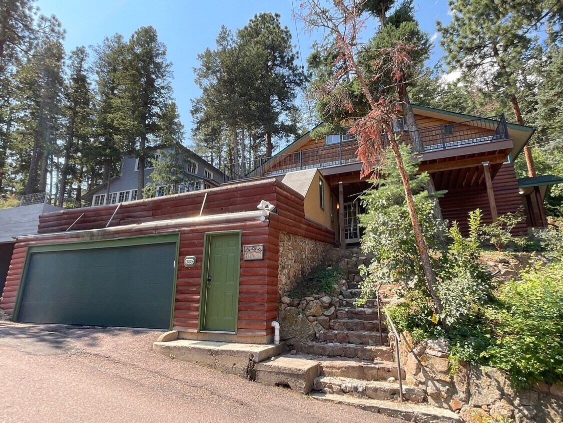 Foto principal - 3 Bedroom Home Available Near Old Stage Rd...