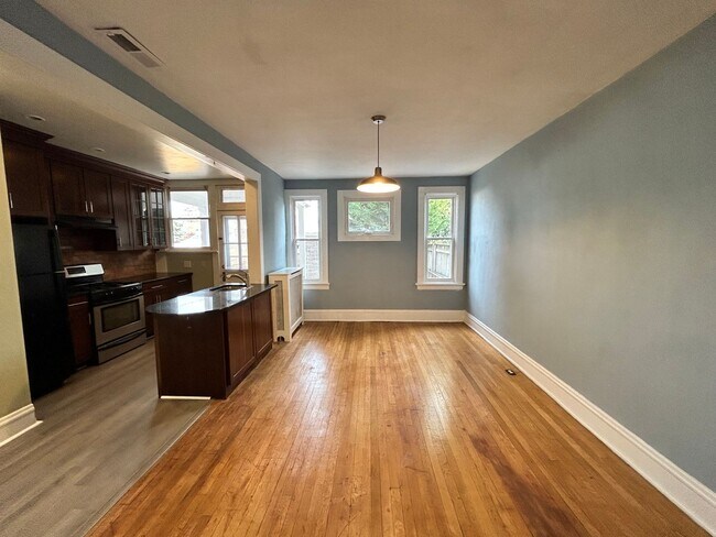 Building Photo - Rare Find 3 Bedroom 1.5 Bath Home in Caryt...