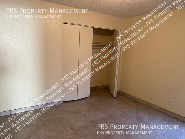 Building Photo - 465 W Ivyglen St