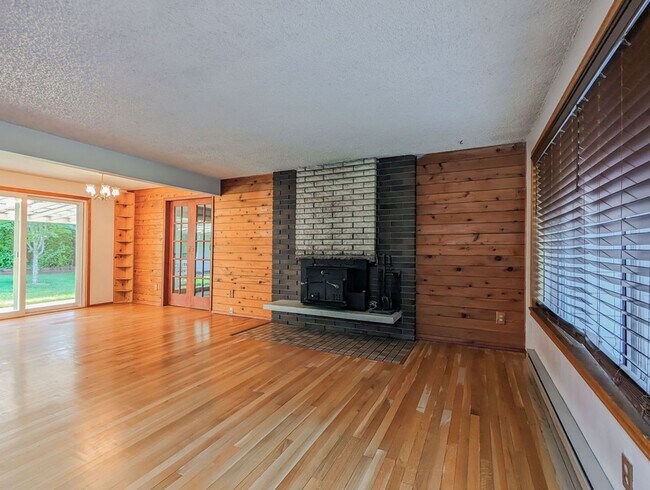 Building Photo - Private country setting 3 bed 1.5 bath ram...