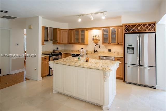 Foto del edificio - 928 Escobar Ave