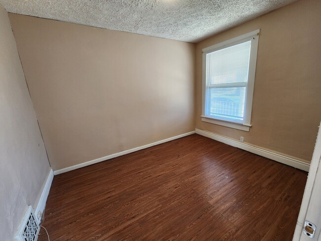Building Photo - 305-307 E. Lutton