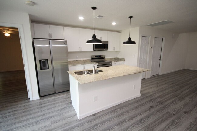 Foto del edificio - Beautiful 4 Bedroom, 2 Bathroom Home in Palm Bay!!