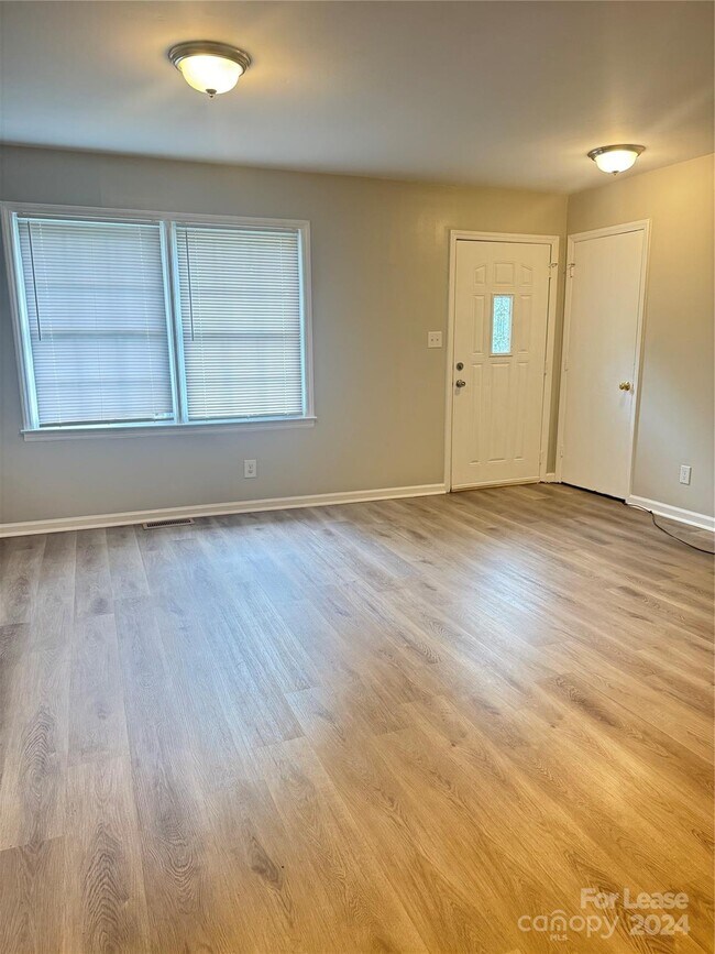 Foto del edificio - 6817 Deanwood Pl
