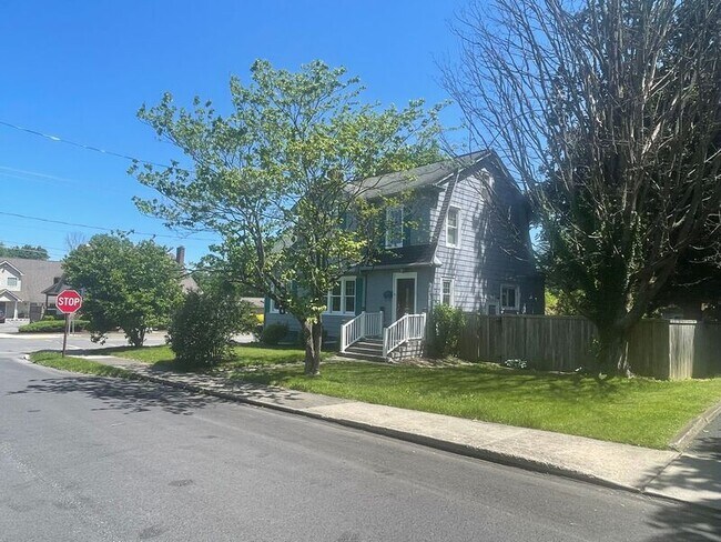 Building Photo - 528 Lindbergh Ave