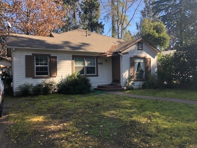 Foto del edificio - *RESERVE FOR SUMMER 2026* 5 Bedroom 3 Bath Chico Charmer