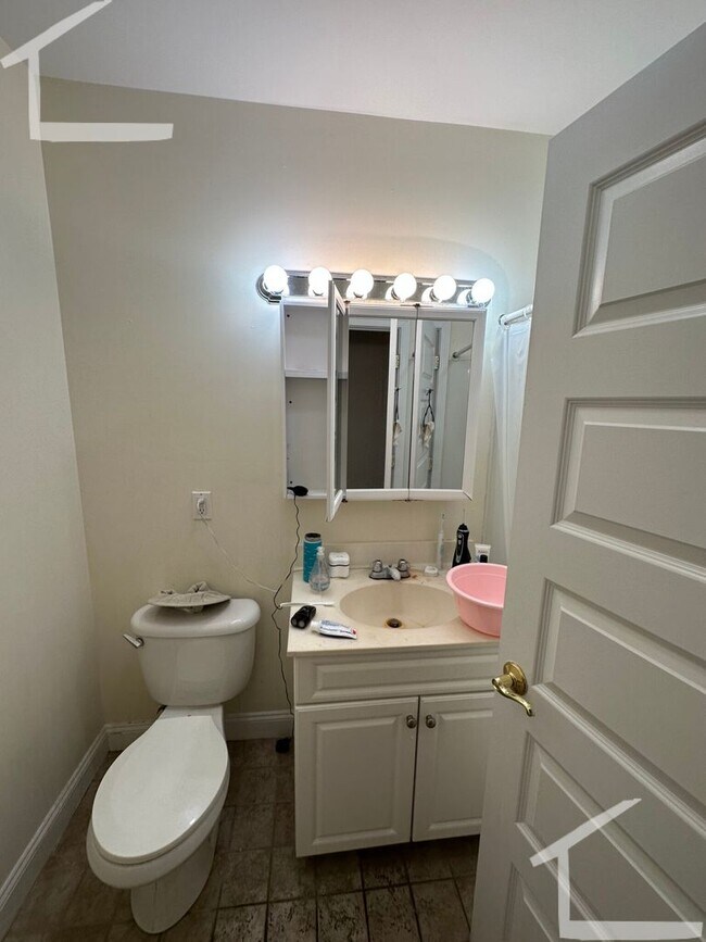 Foto del edificio - 2BR 2Bth unit. Great location! Walk to T, shops, restaurants.