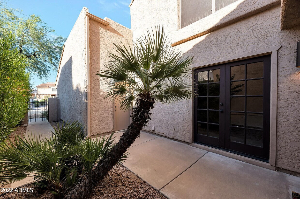Primary Photo - 325 E Bluebell Ln