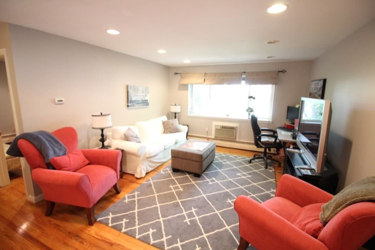 2 BED WITH PARKING AND LAUNDRY IN UNIT ON THE ALLSTON/BRIGHTON/BROOKLINE LINE - 2 BED WITH PARKING AND LAUNDRY IN UNIT ON THE ALLSTON/BRIGHTON/BROOKLINE LINE