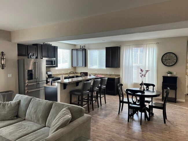 Building Photo - Furnished $2175 / Unfurnished $1950