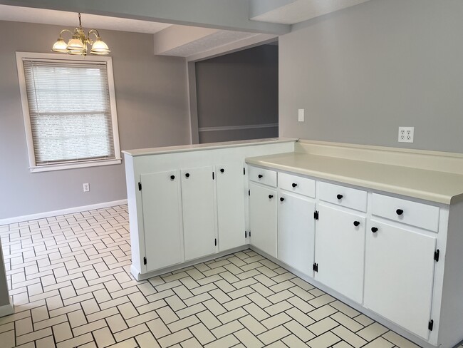 Building Photo - 290 Shawnee Dr