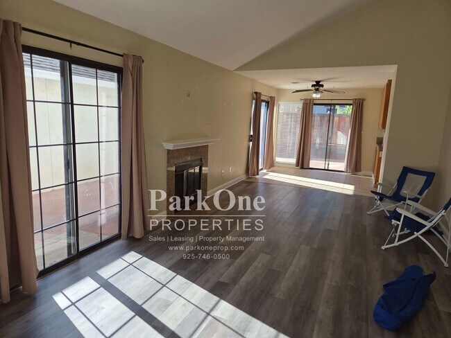 Foto del edificio - 384 Grovewood Loop N