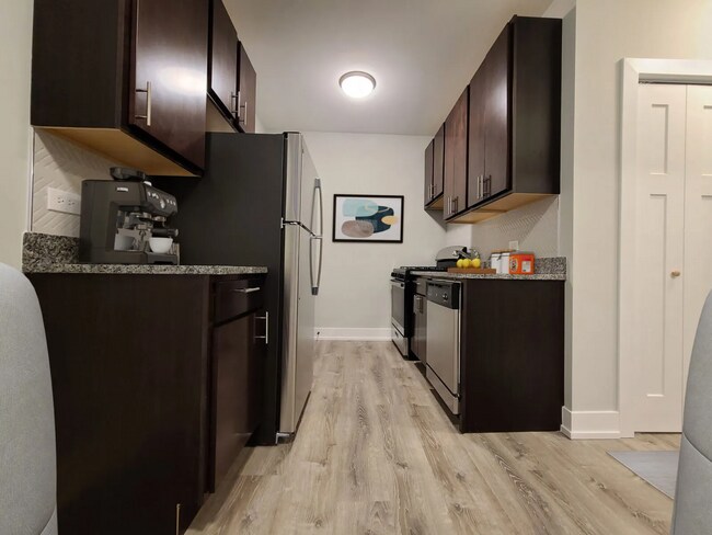 Foto del edificio - 705 W Brompton Ave