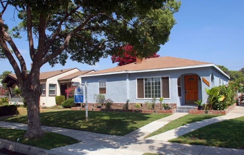 Clean Single Family Home - 2611 W 155th St