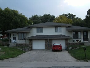 Building Photo - 3026-3028 Menke Cir