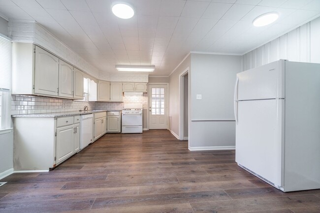 Foto del edificio - Updated 2 Bedroom Ranch with Sunroom & Garage!