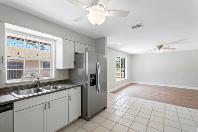 Foto del edificio - 4400 Pine Lake Rd